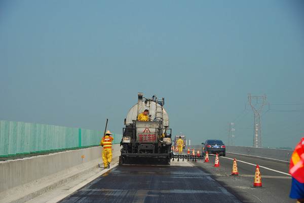 What should you pay attention to when purchasing road construction machinery_2